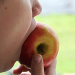 Foto mordiendo manzana