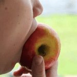 Foto mordiendo manzana