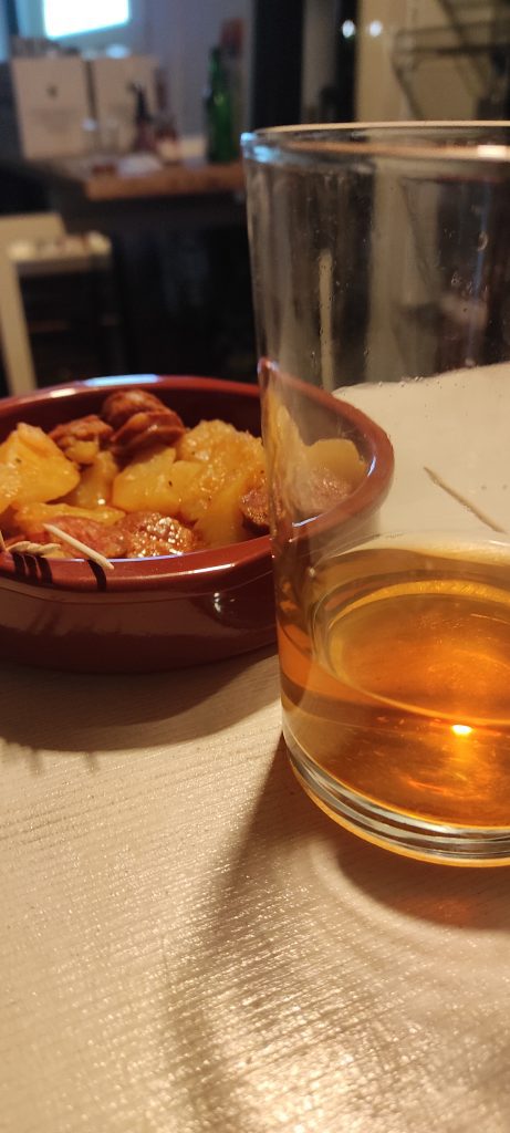 Choricillos a la sidra Burkan en cazuelita de barro y refresco Brainapple